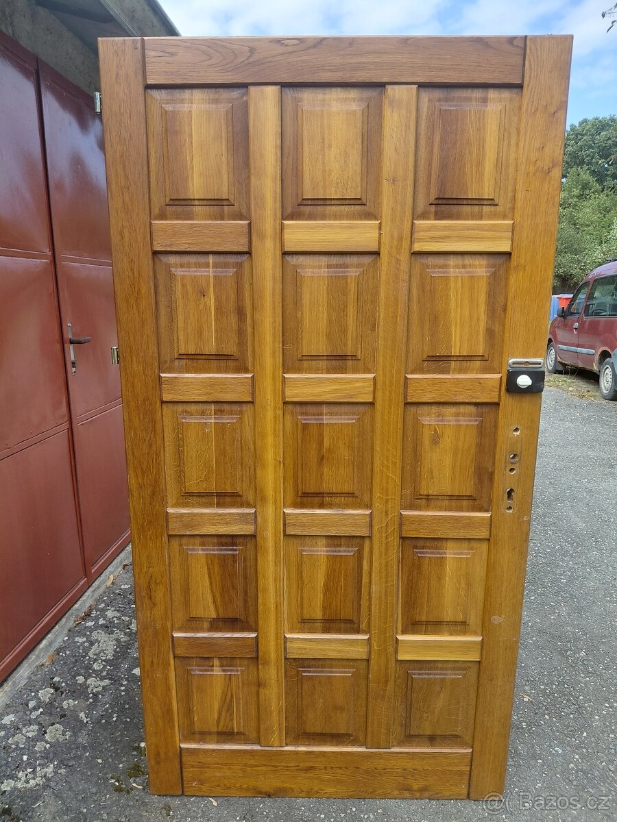Dveře z masivu.