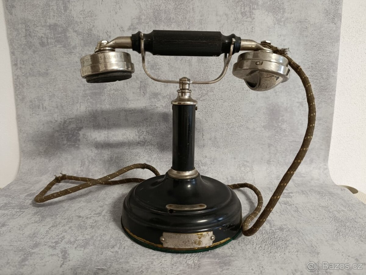 Historicky velmi starý telefon Erisccon. Velice dekorační