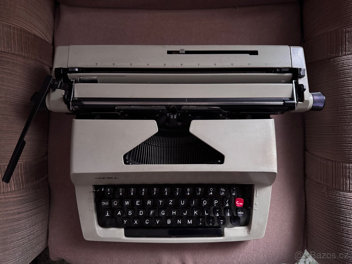 Psací stroj Consul, model 2226