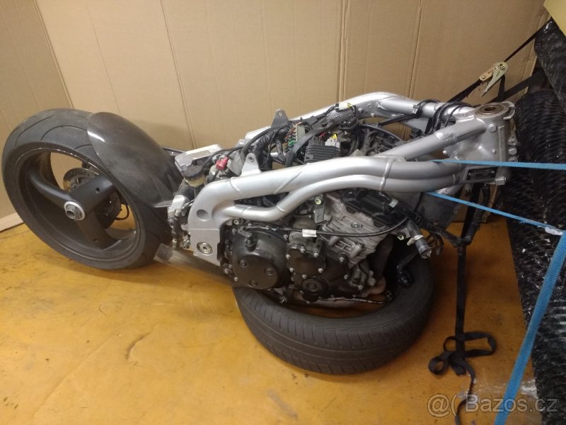 Triumph Daytona 955i náhradní díly z havarovaného motovyklu