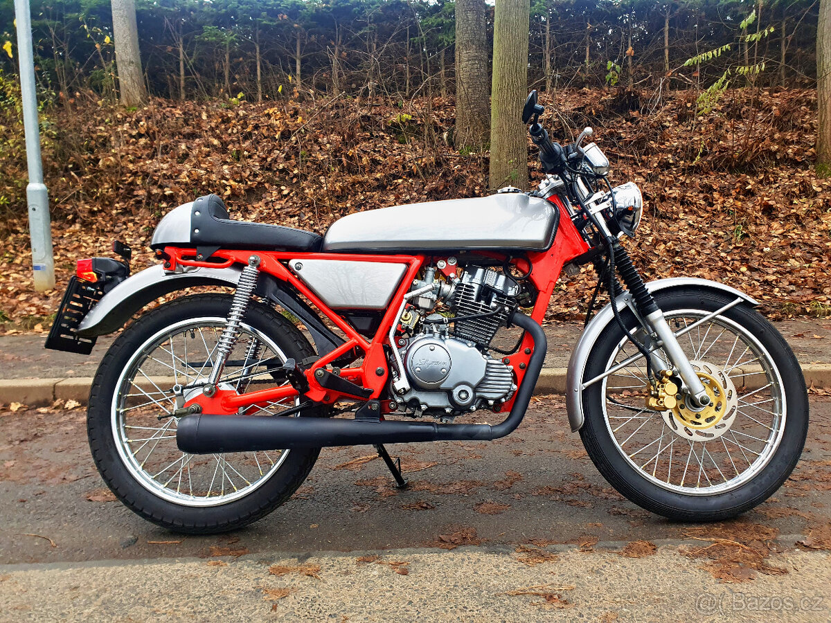 SkyTeam ACE 125 kopie Honda Dream Cafe Racer