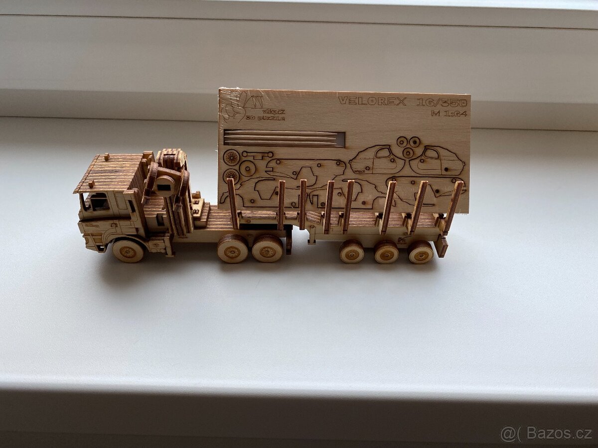 Nový dřevěný model Tatra Phoenix s návěsem UMIKOV 39T