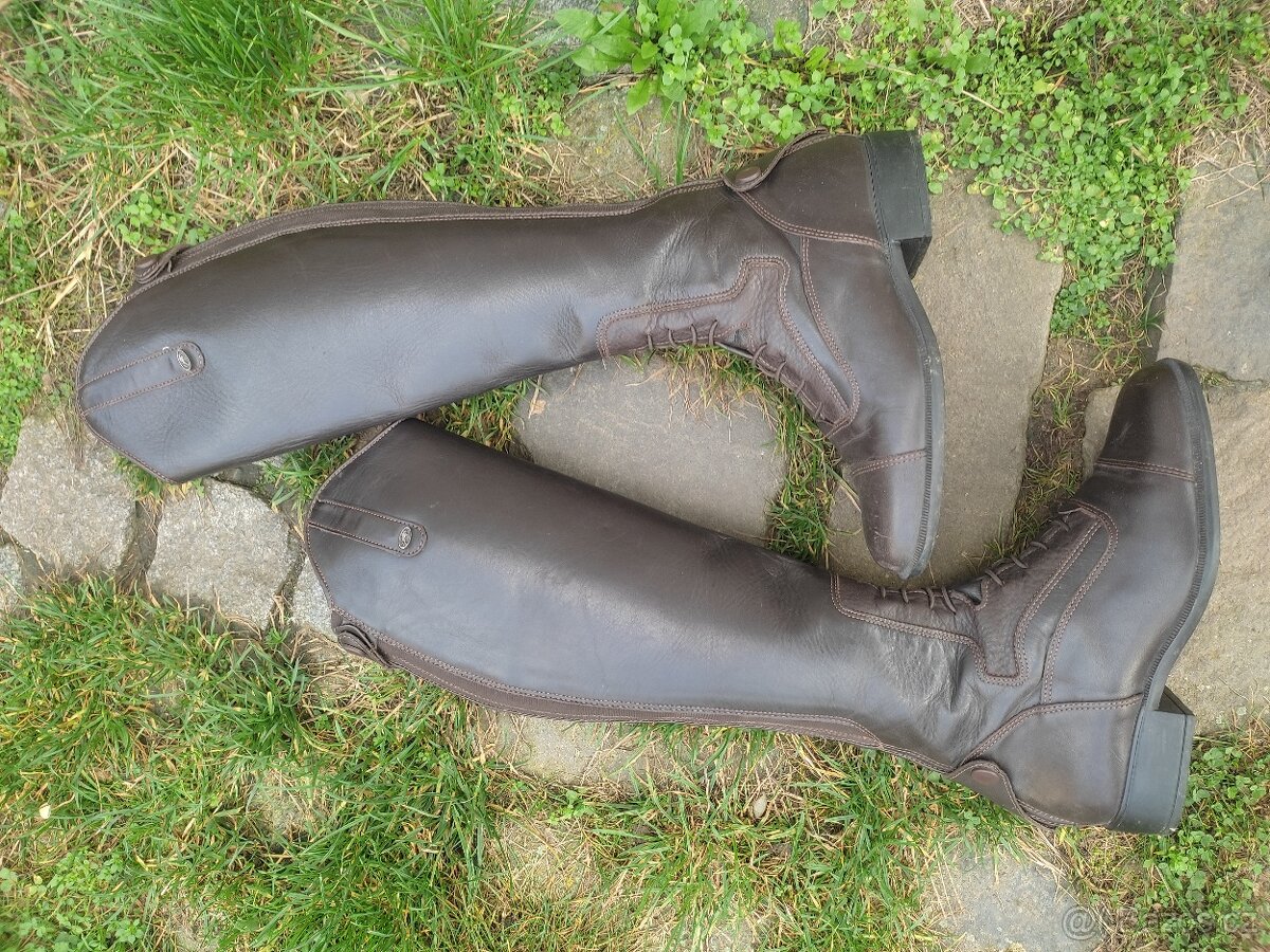 Vysoké jezdecké boty v hnědé barvě