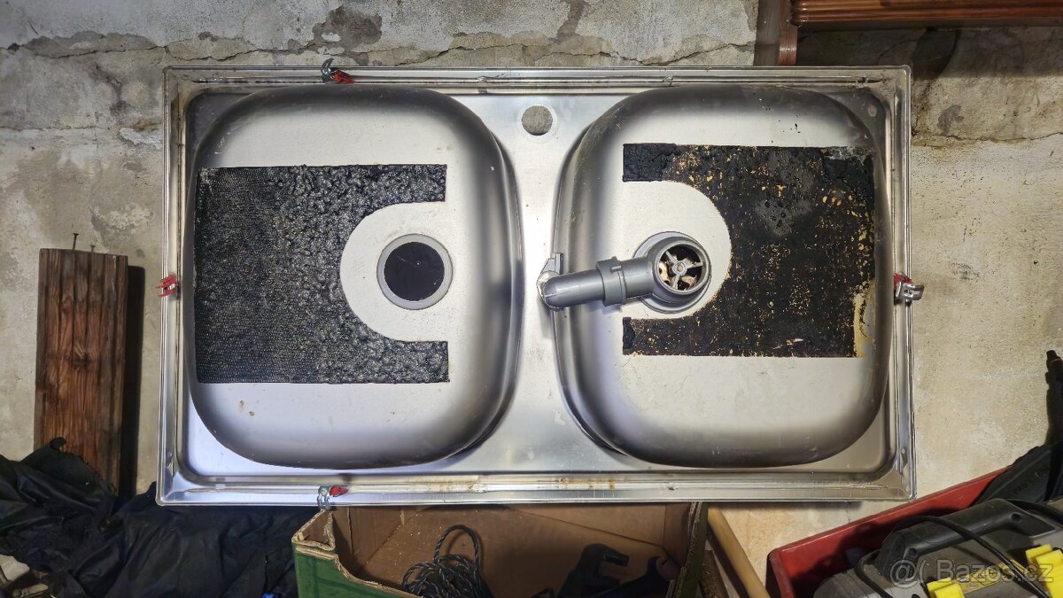 P: dvojitý dřez - nerez