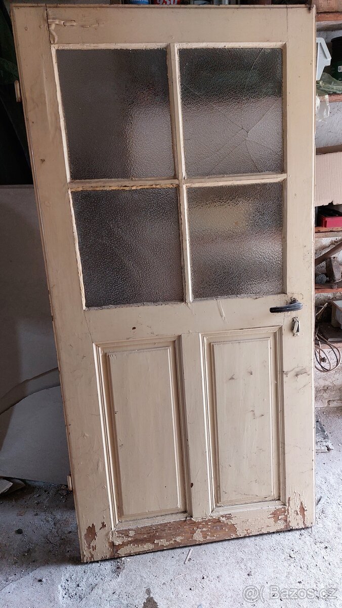 Staré dřevěné dveře k renovaci