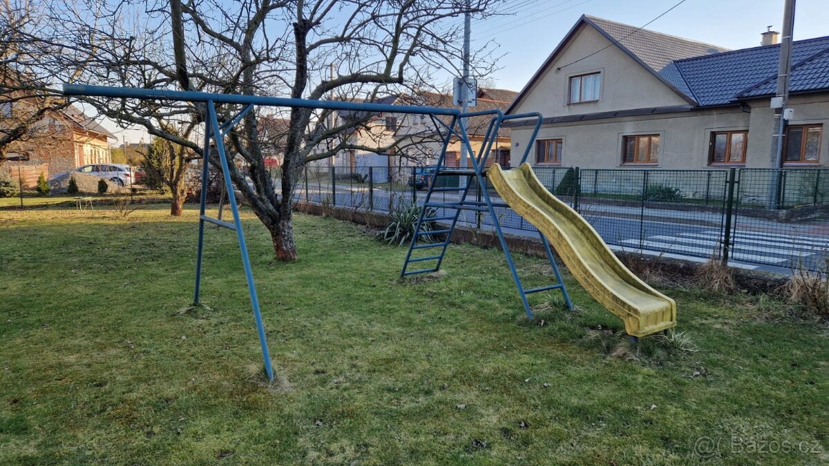 Konstrukce dětského hřiště se skluzavkou