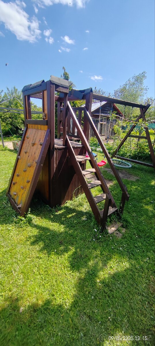 Zahradní dětské hrací centrum - lezecká stěna atd