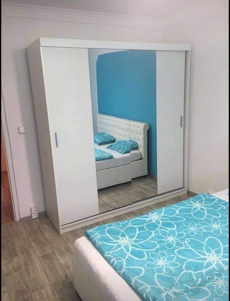 ŠOUPACÍ ŠATNÍ SKŘÍŇ 200cm BÍLÁ