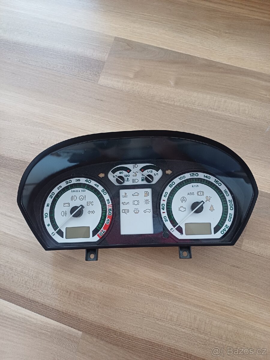Škoda Fabia bílé budíky