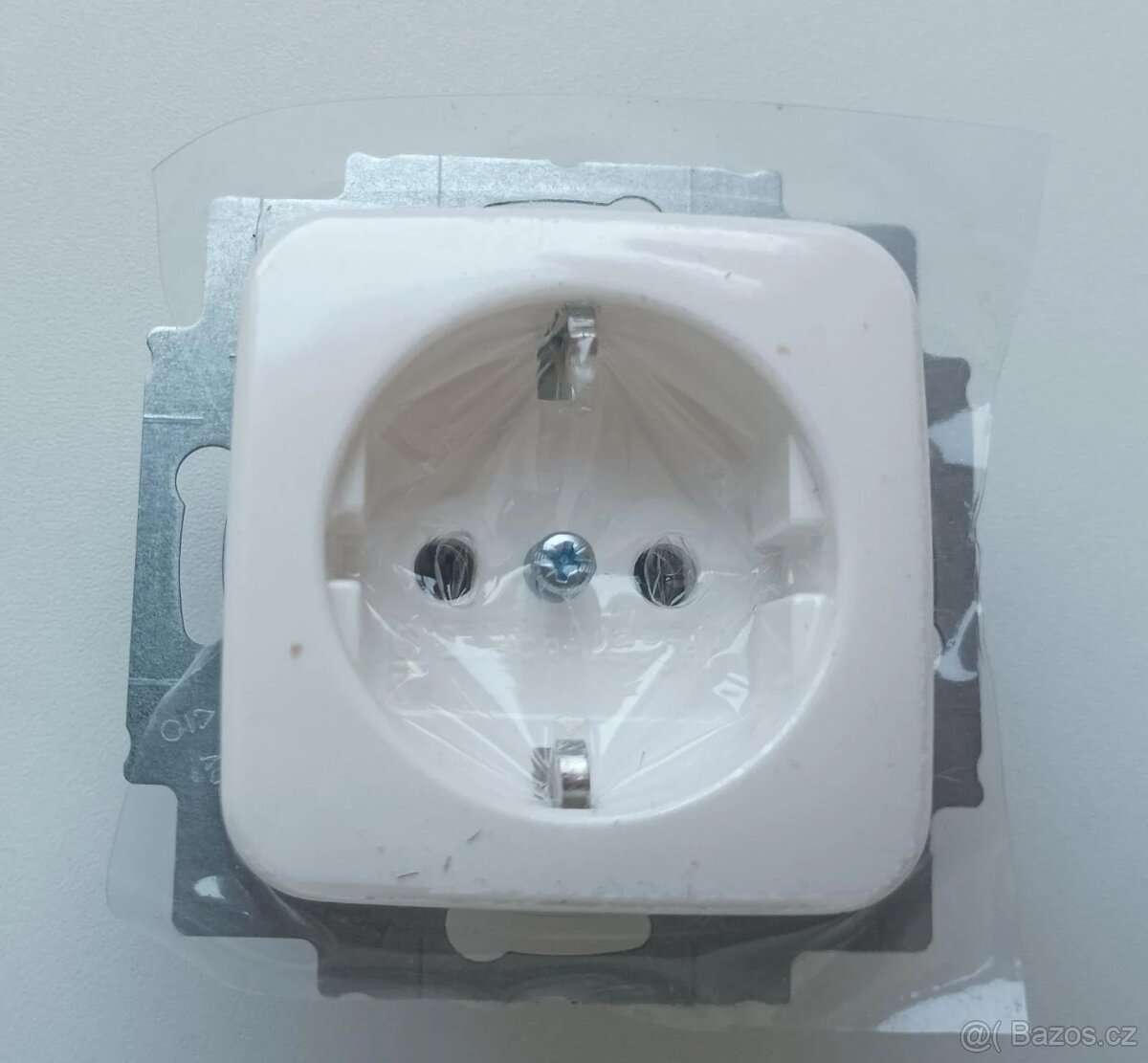 Zásuvky Busch Jager SCHUKO, rámečky, klapky