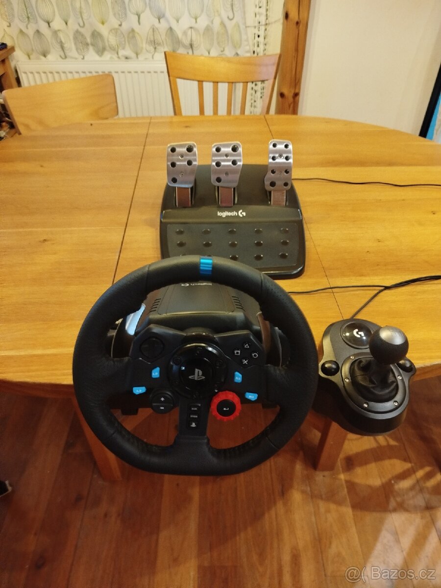 Logitech G29 (3 pedály a řadící páka)