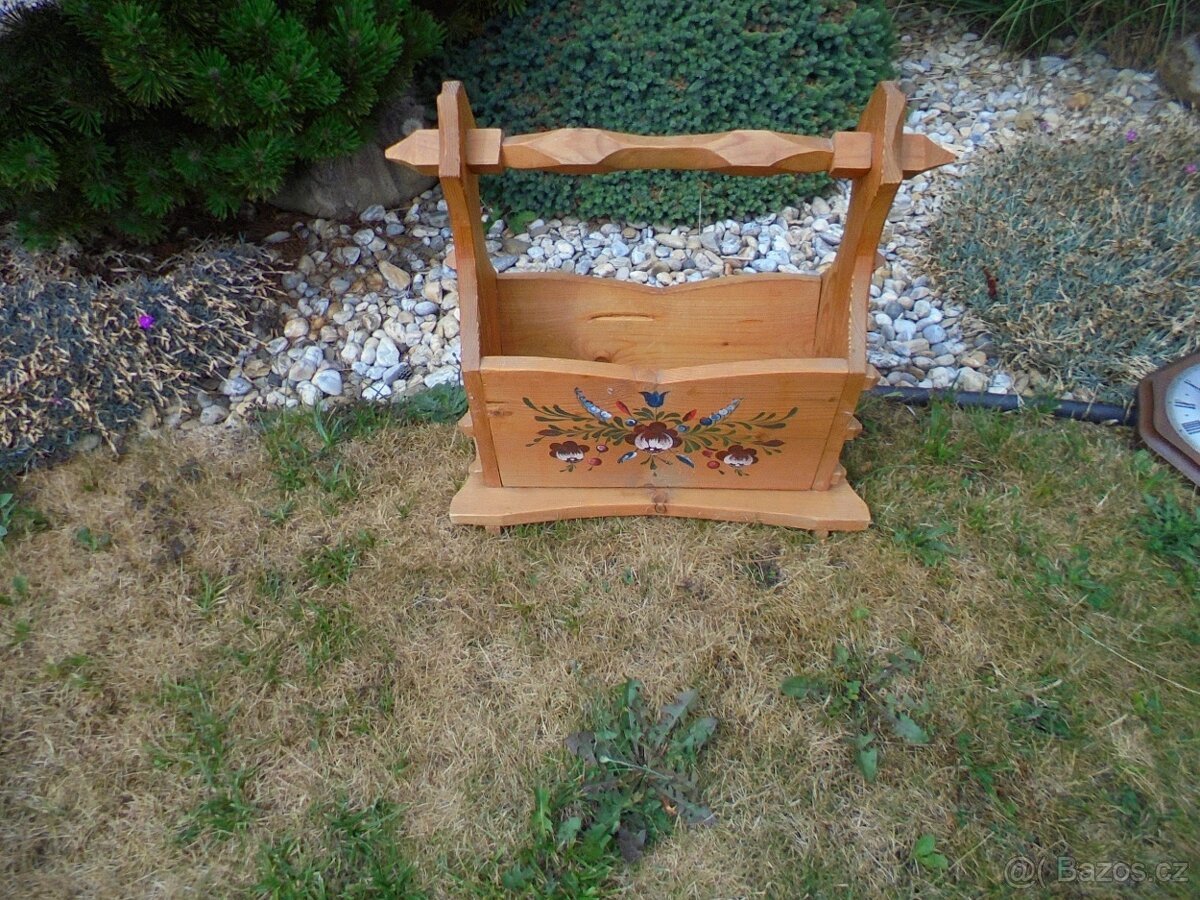 dřevěný, malovaný držák na noviny