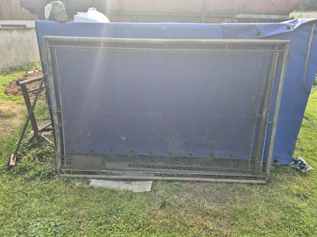 Dvoukřídlá kovová brána