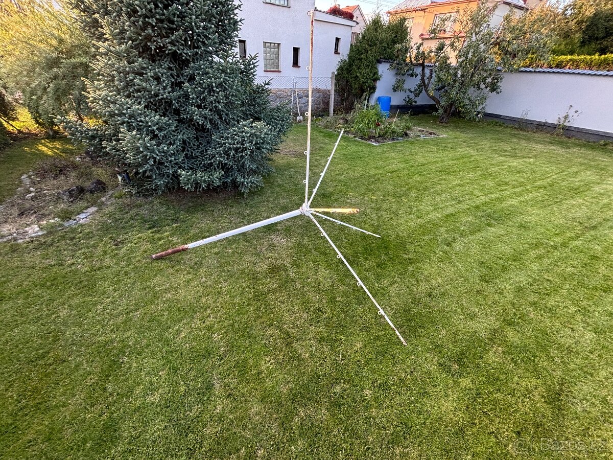 Otočný sušák na prádlo
