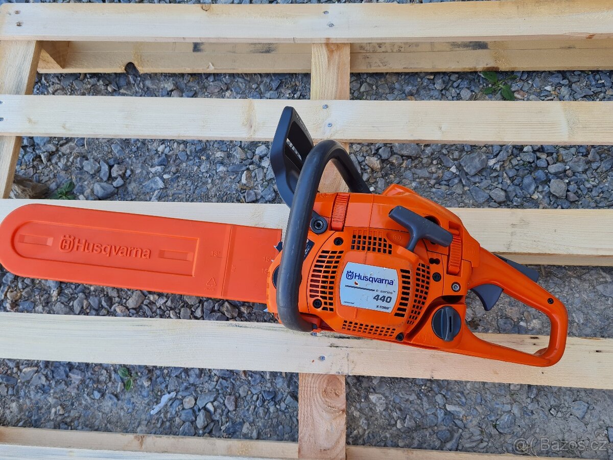 Husqvarna 440 motorova pila zaruce