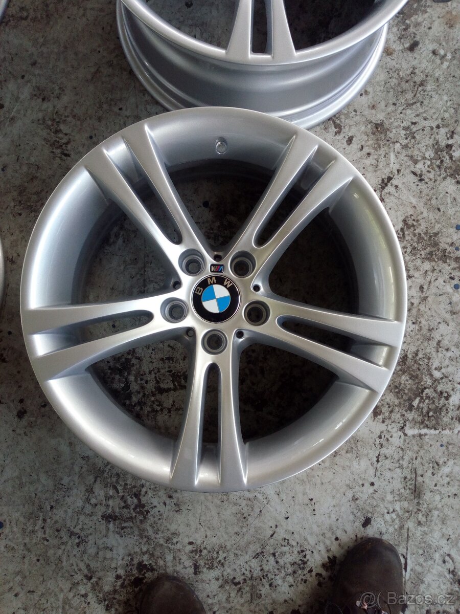 kola BMW M5