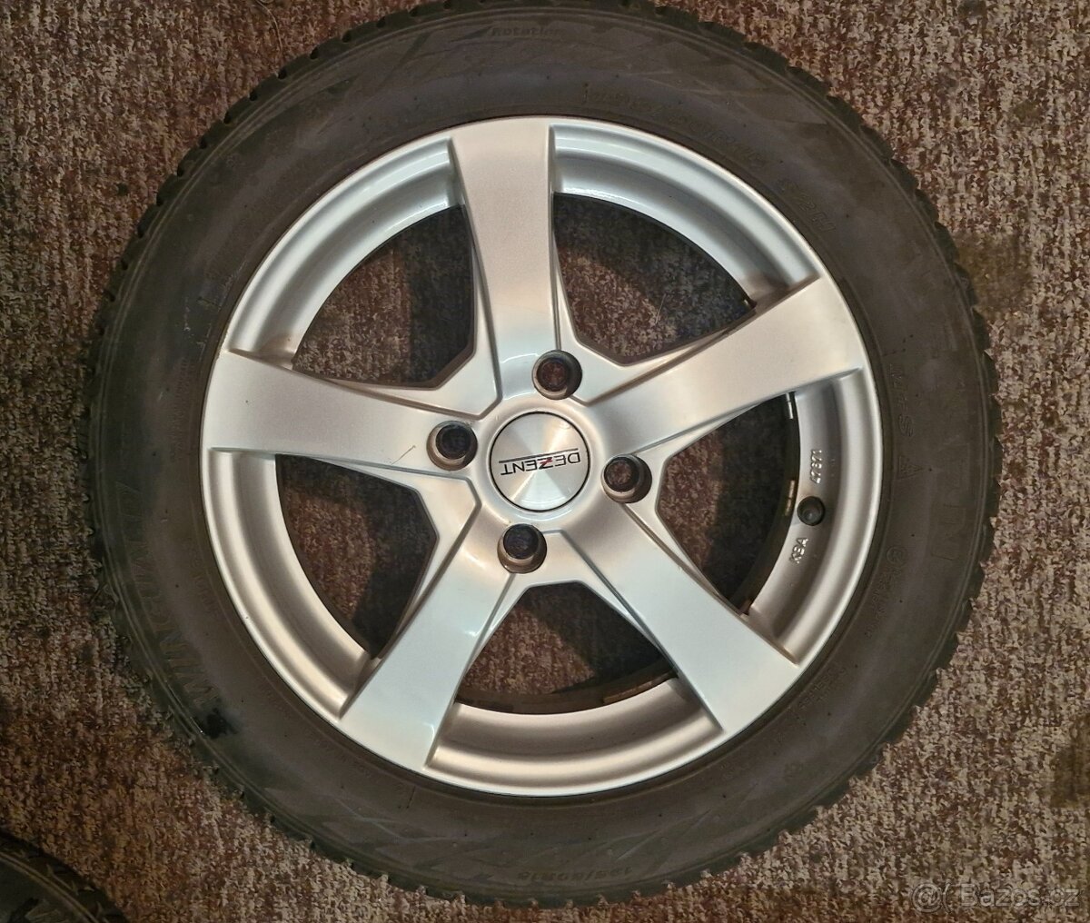 Zimní pneu 195/50 /R15 na litých kolech Dezent z Ford Fiesta