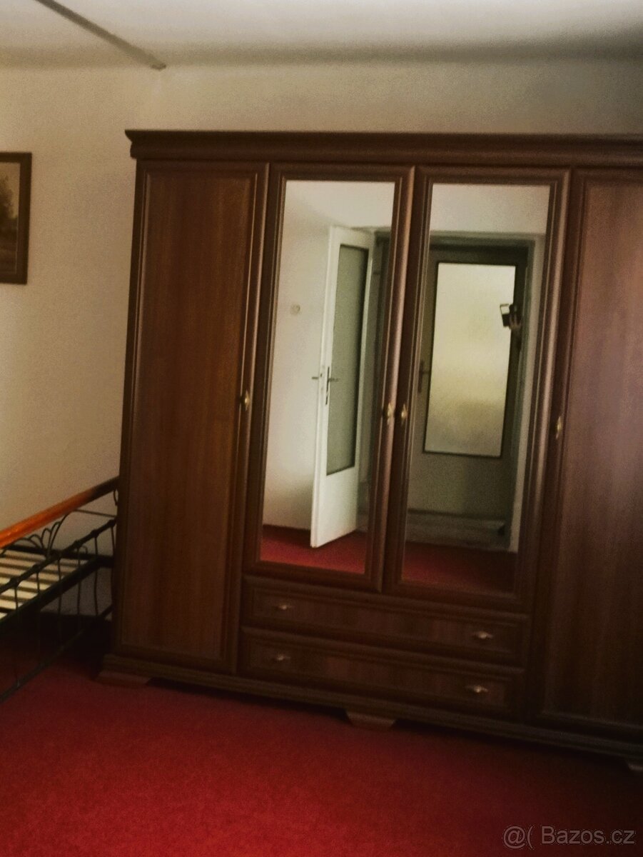 Velká šatní skříň, konferenční stolek a noční stolek