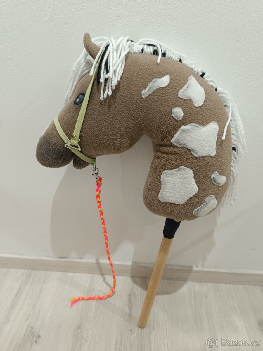 hobby horse hnědý s bílou hřívou