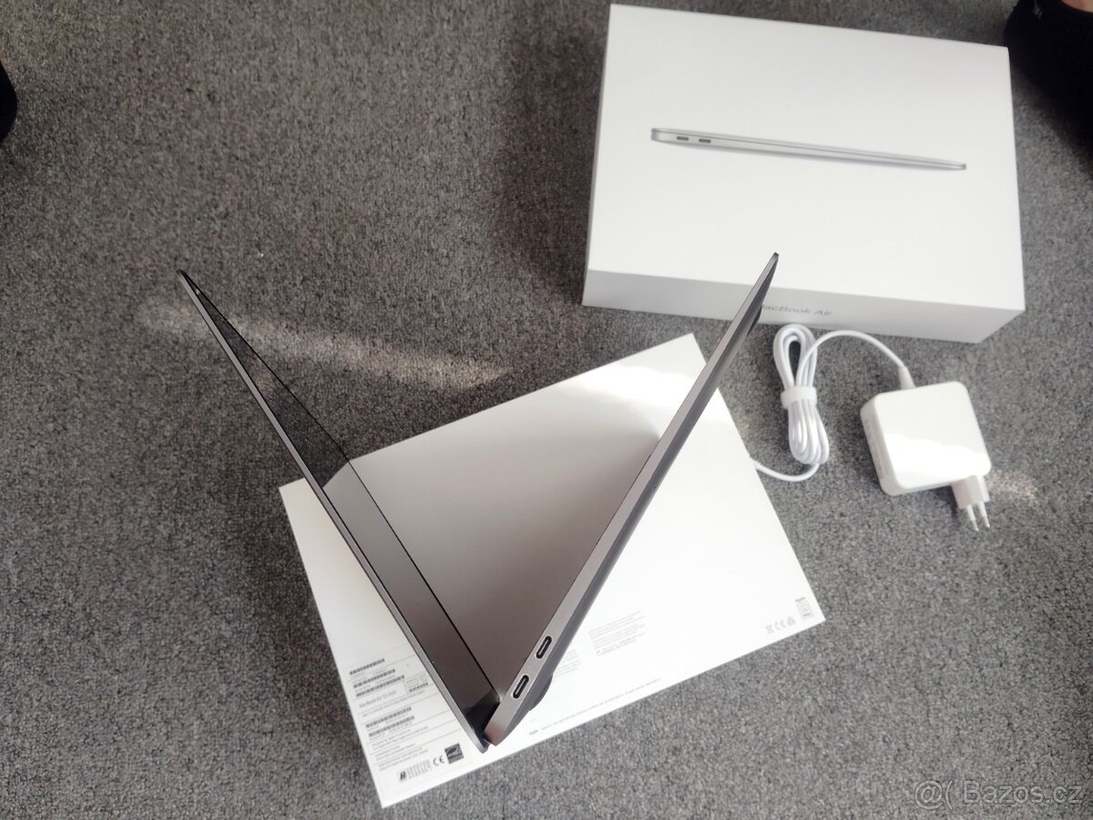 MacBook Air 13 palců Apple M1 chip 8 GB RAM 256 SSDx 140 cyk