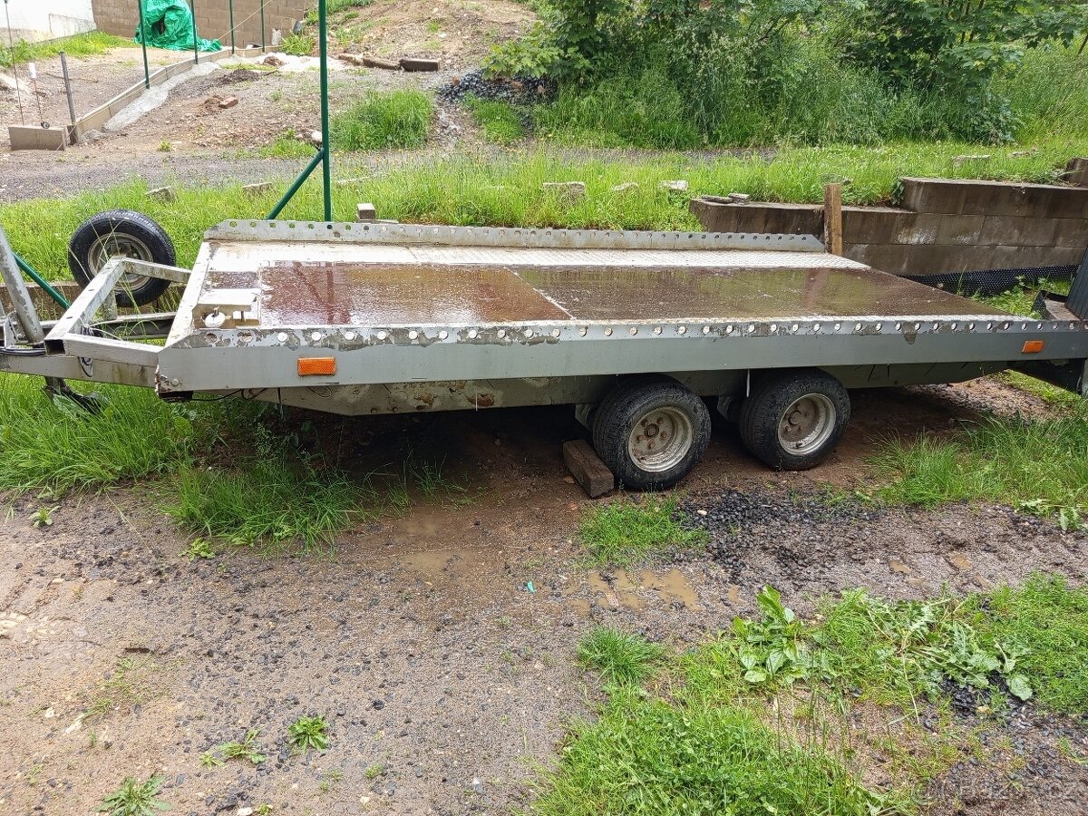 Nová cena, plaťák 2800Kg, nová STK, ocelové nájezdy