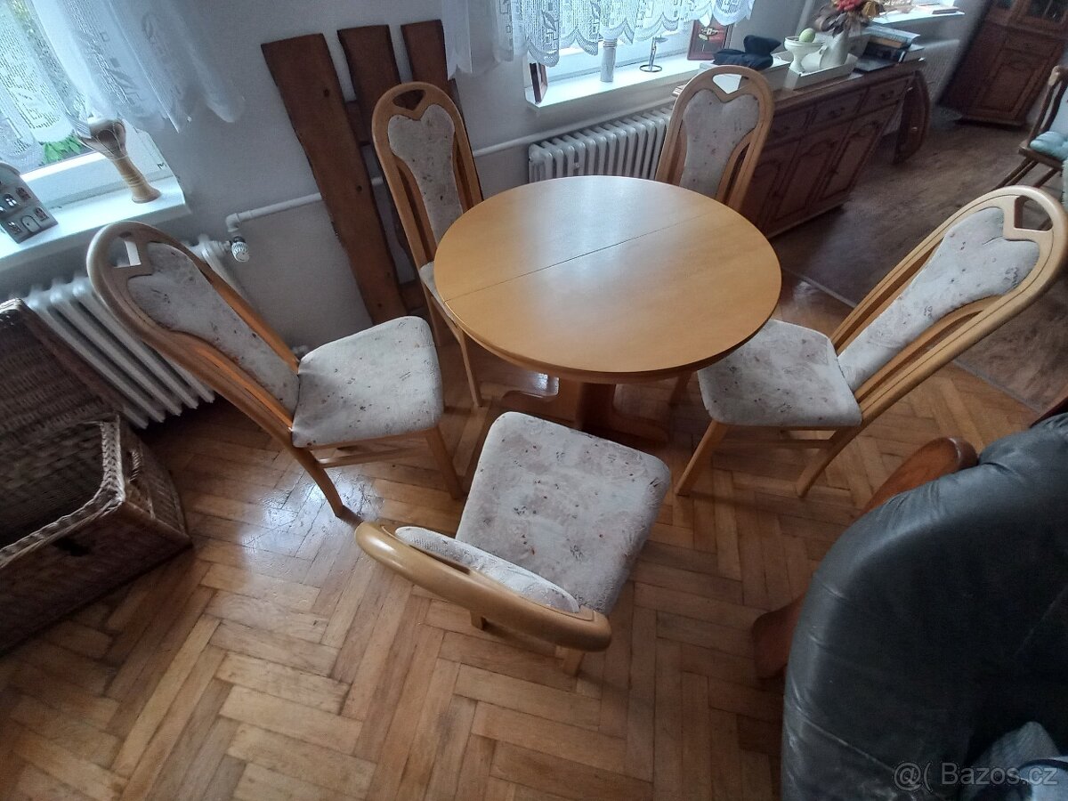 Jídelní rozkládací stůl , pěti židlemi ve velmi hezkém stavu