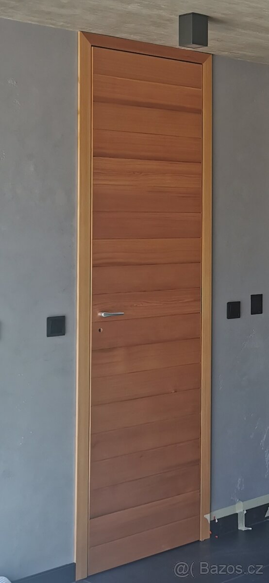 cedrové dveře