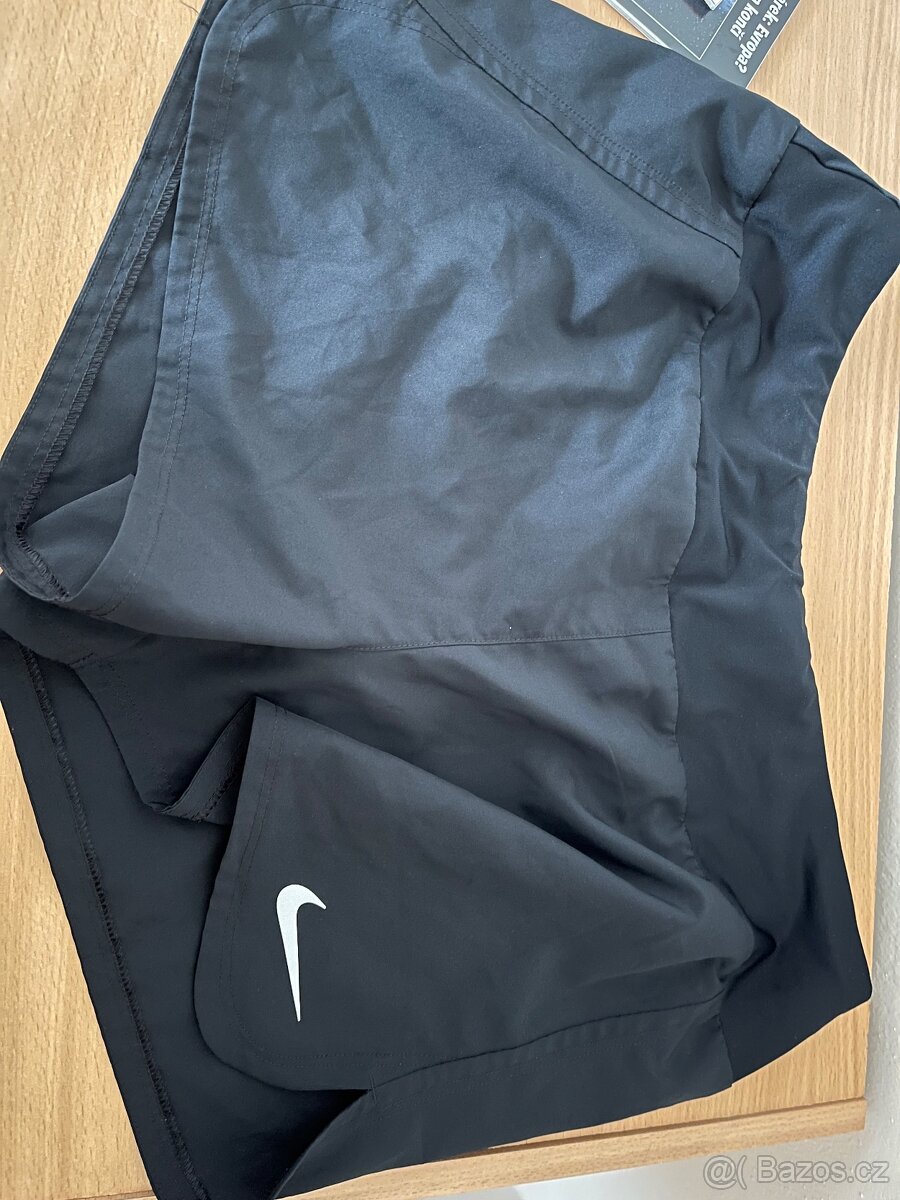 Tenisové kratasy Nike velikost M