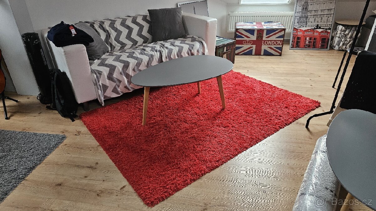 Červený koberec IKEA Hampen