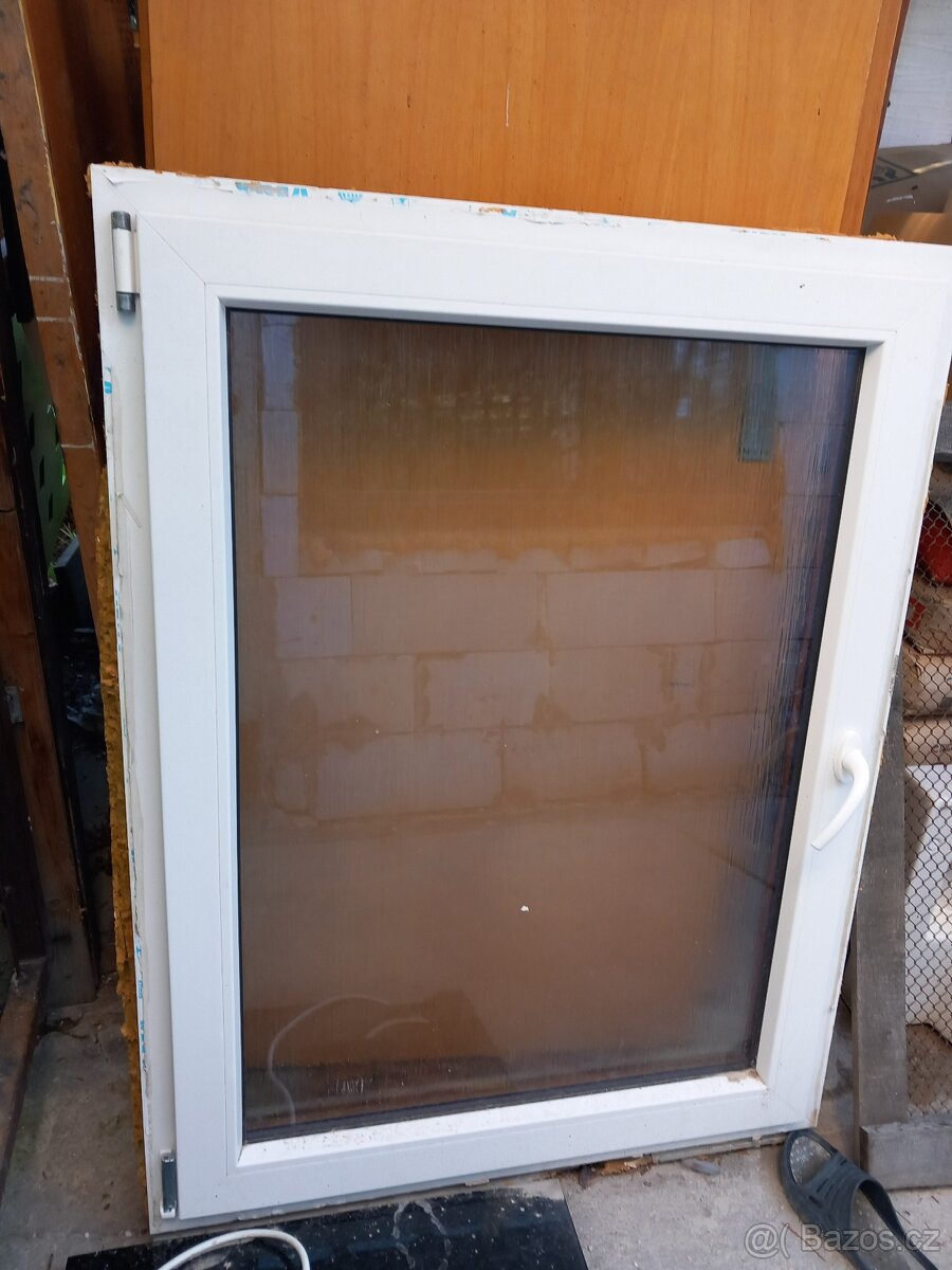 Plastové okno zlatý dub x bílá 760 x 1110 mm