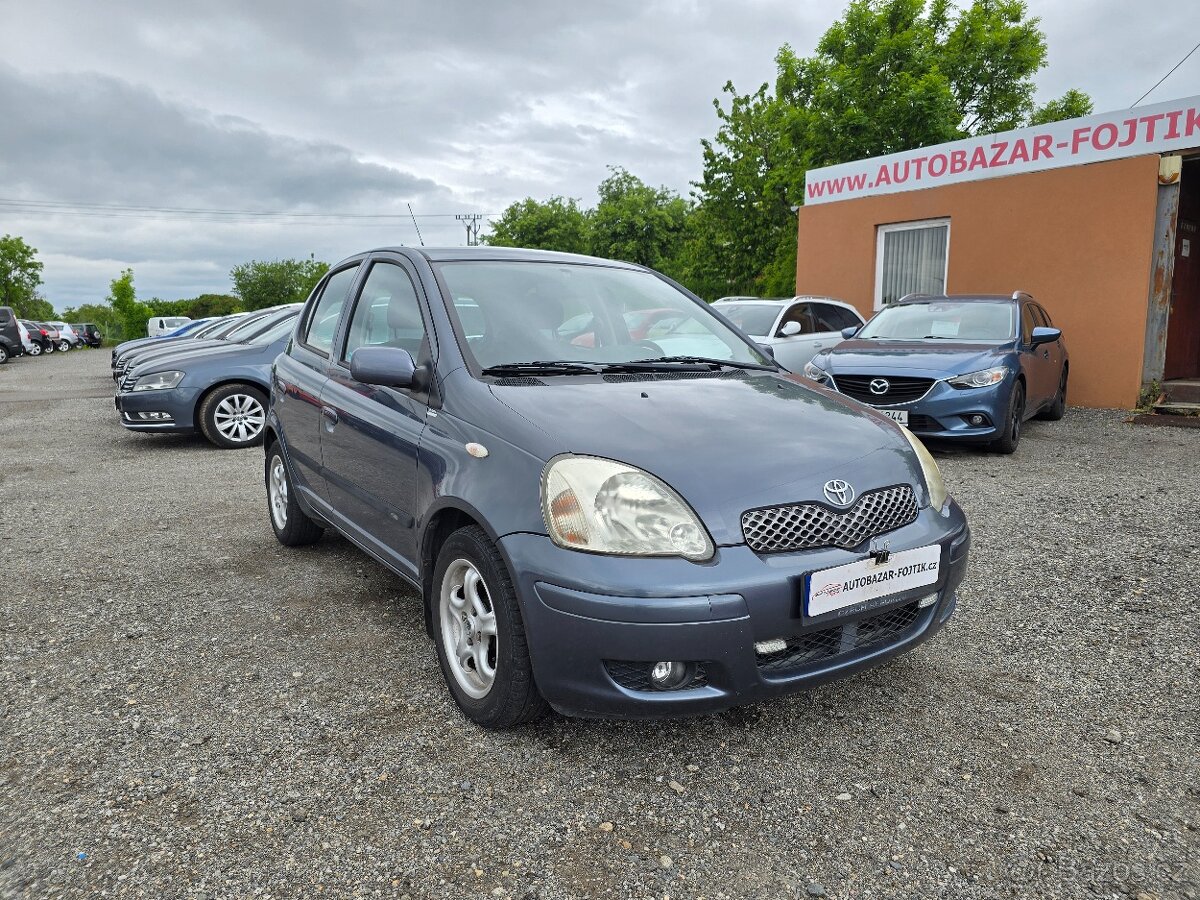 Toyota Yaris 1.0 – STK do 05/2027, sada zimních pneu s disky