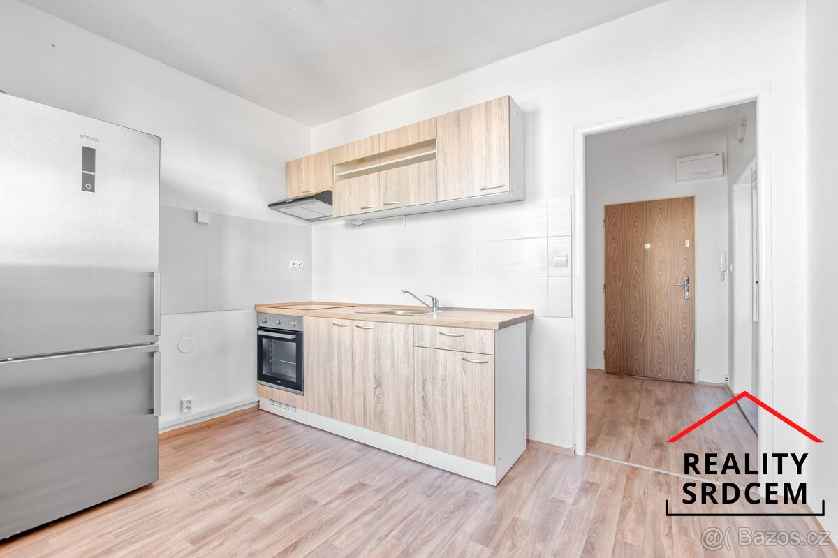 Pronájem částečně zrekonstruovaného bytu 1+1 s lodžií, 35 m2