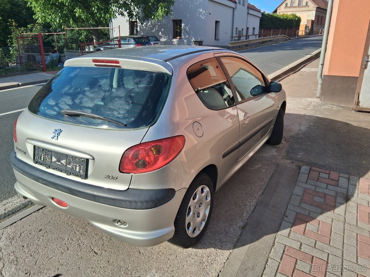 Peugeot 206 1.4i 55kw 110000km serviska