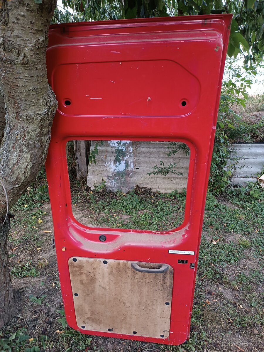 Zadní dveře Ford transit.