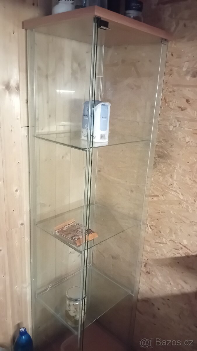 Skleněná vitrína