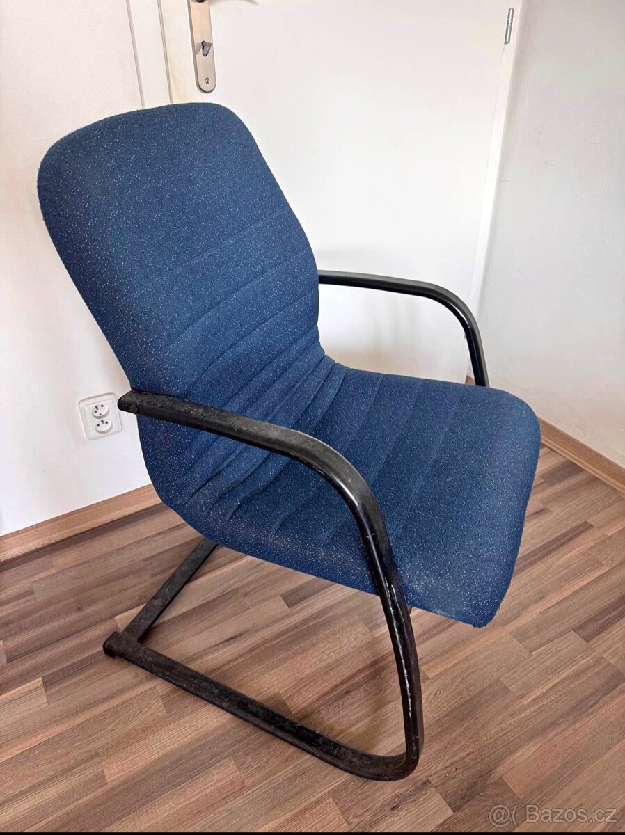 Pohupovací křeslo, kovová konstrukce, měkké nezničené polrov