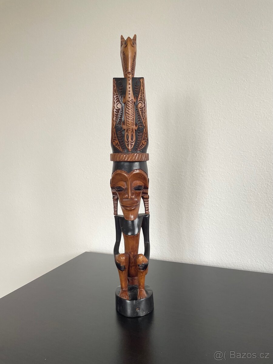 Ručně vyřezávaná dřevěná soška