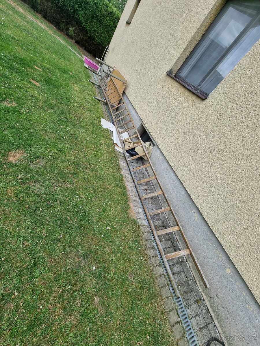 Dřevěný žebřík cca 8m