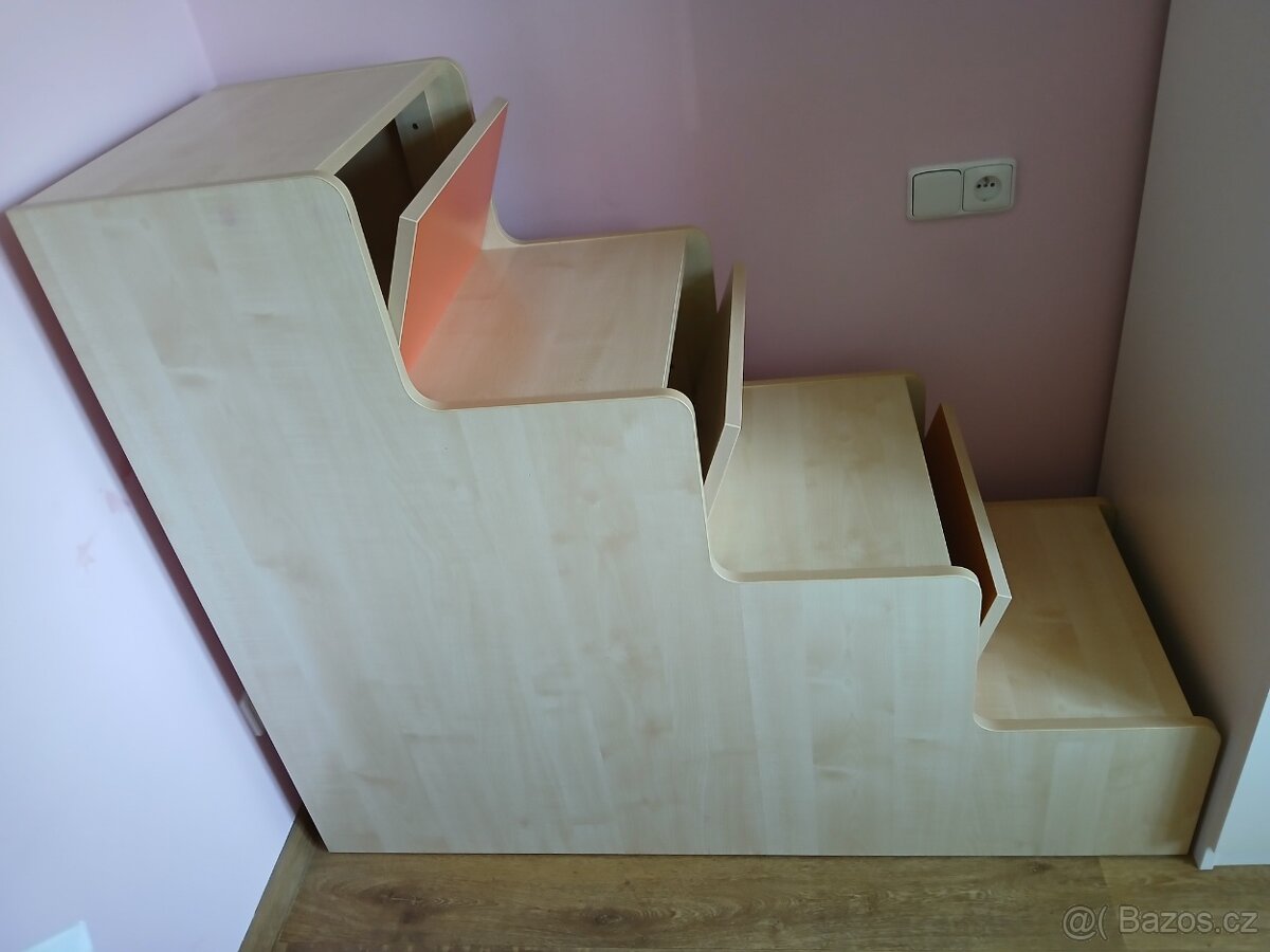 Schody s úložným prostorem