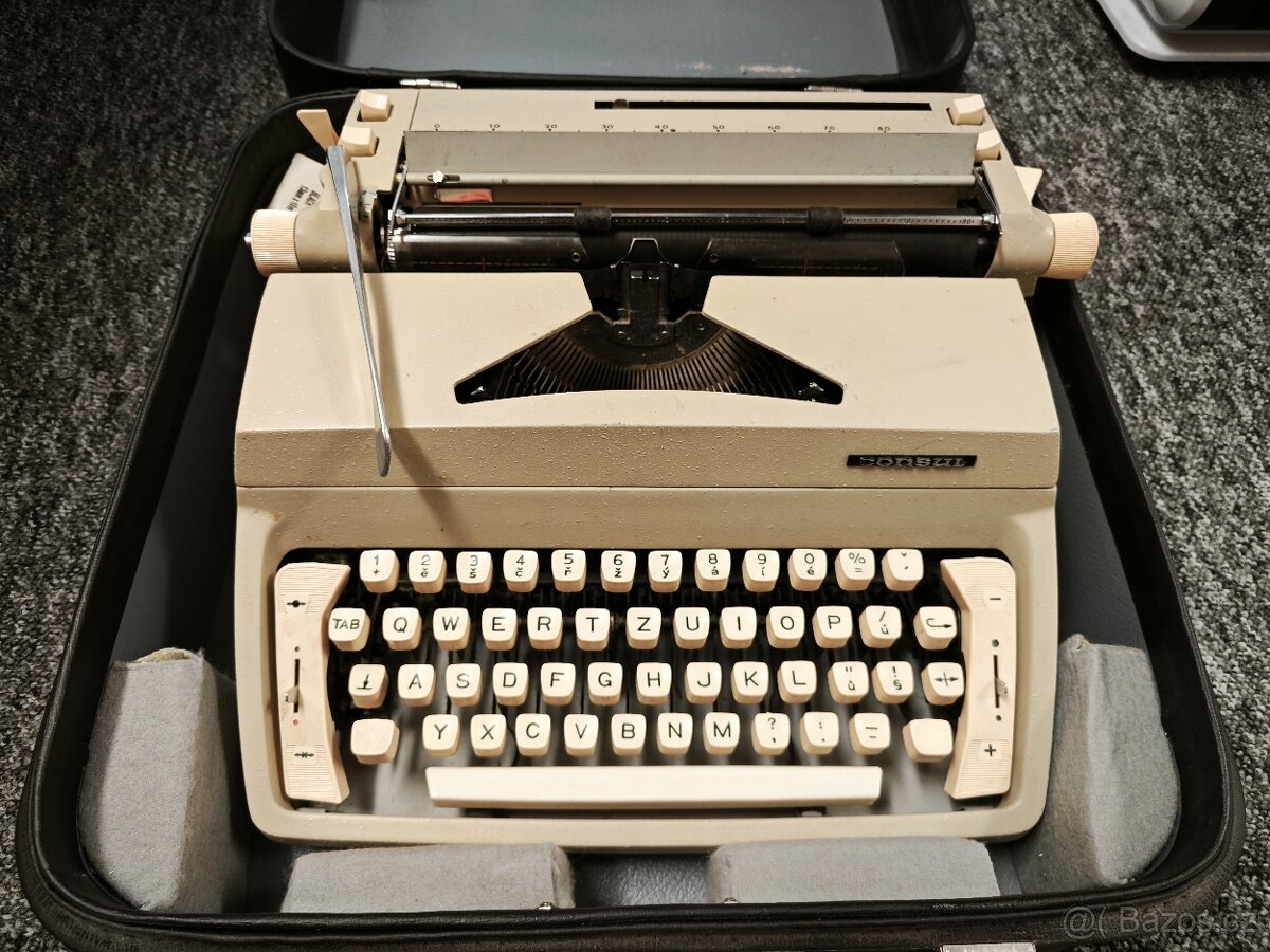 Kufříkový psací stroj Consul.