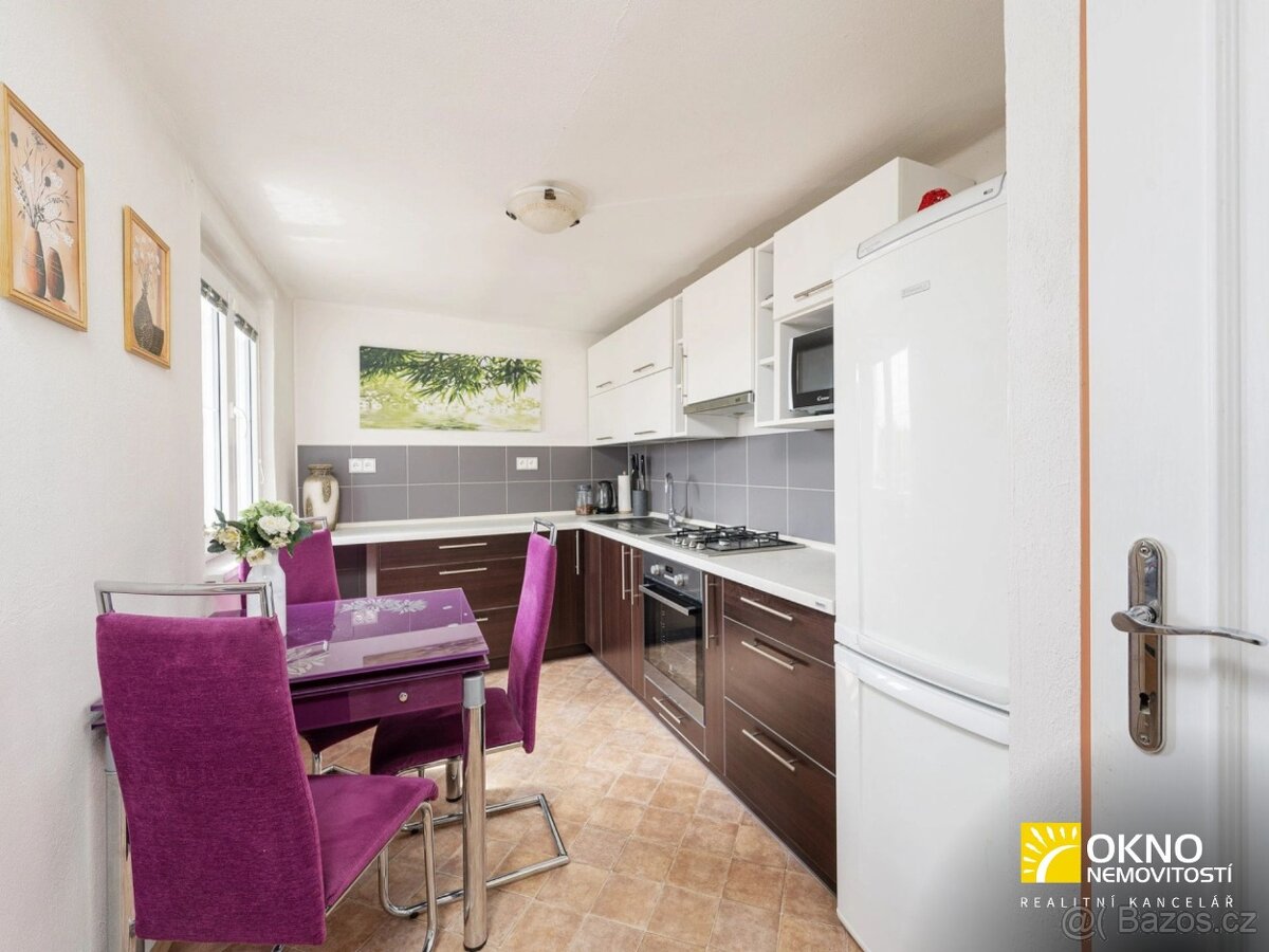 Rodinný dům s garáží a menší zahradou