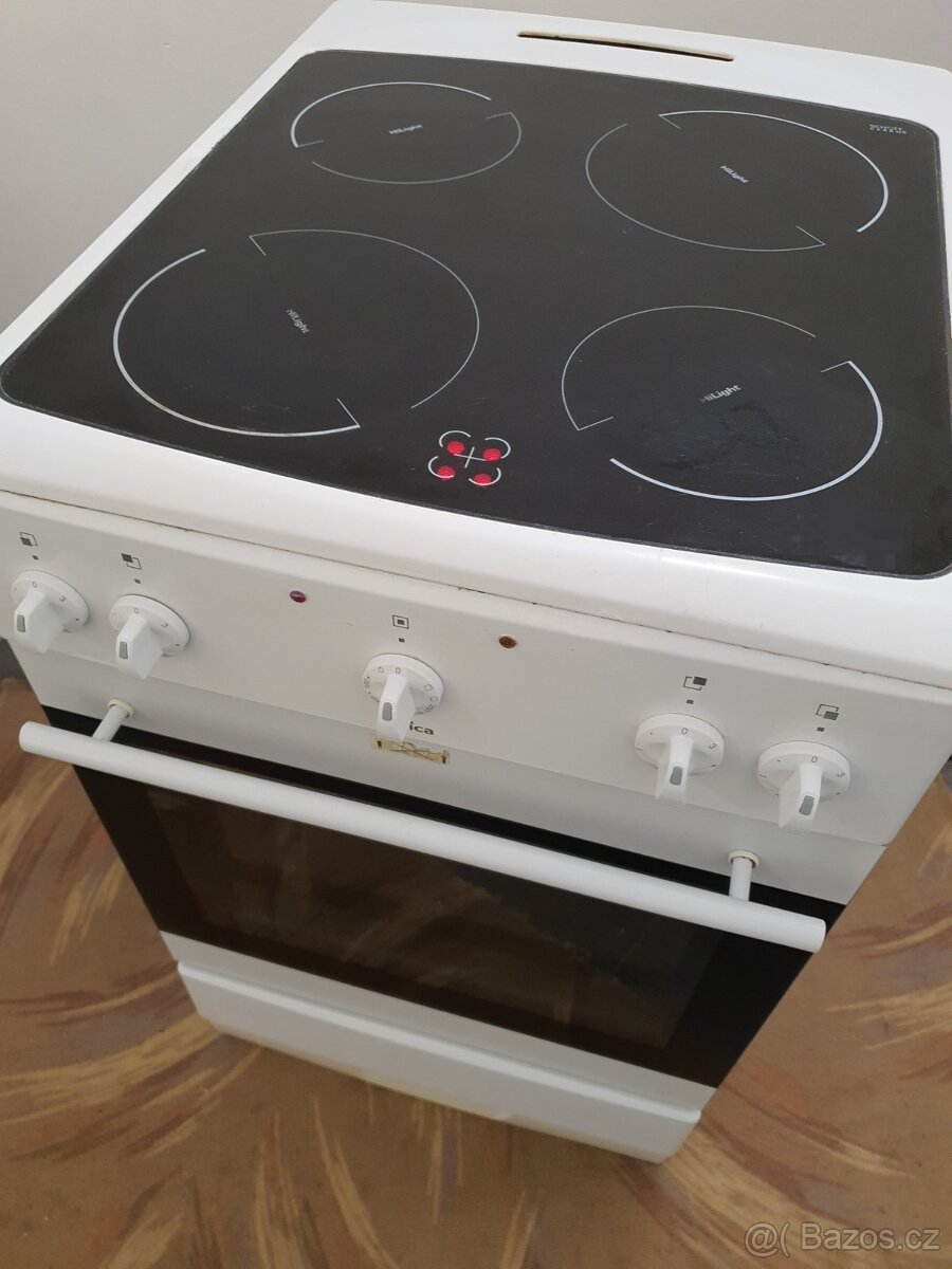 sporák třídy A Amica sklokeramika  PĚKNÝ