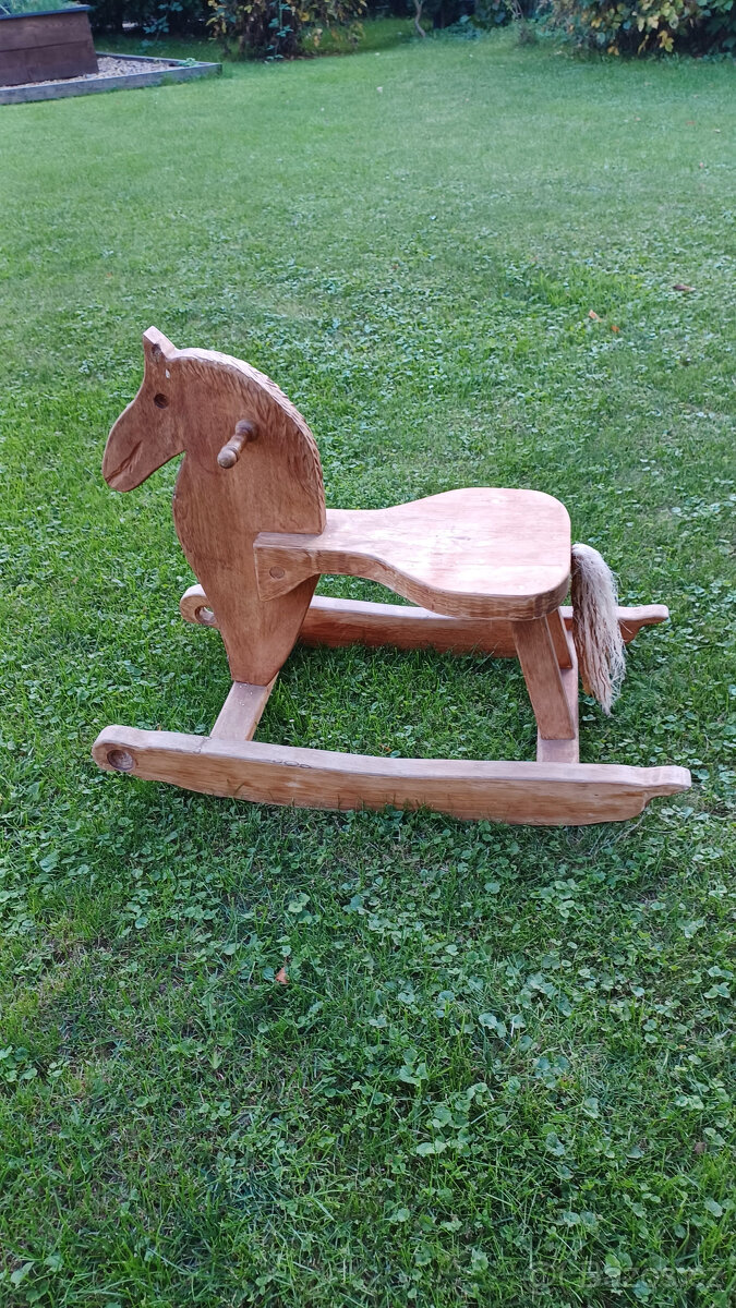 Dřevěný houpací koník/kůň