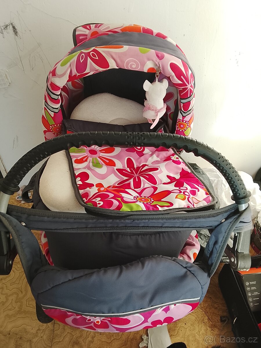 Prodám kočárek pro holku