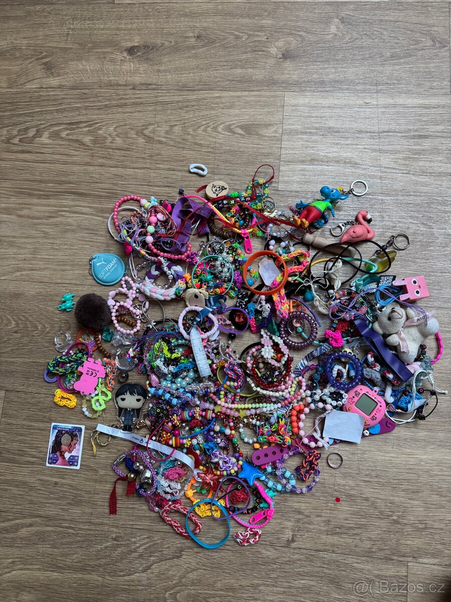 Mix náramků a přívěsků