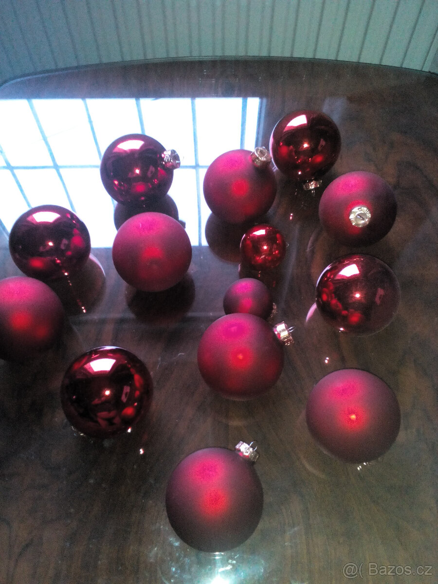 Vánoční ozdoby -červené lesklé a matné koule-sklo