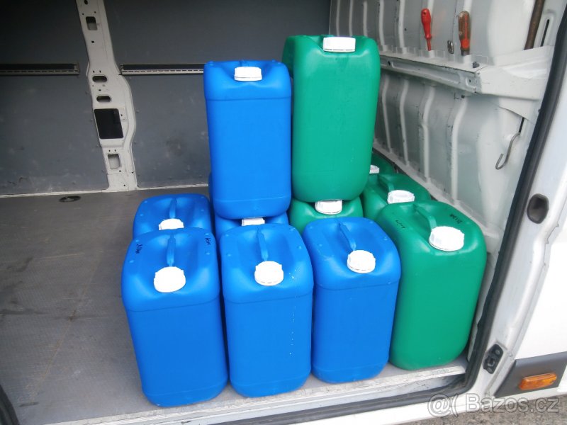 Kanystry plastové 20-25 litrů na naftu, vodu i jiné za 50 kč
