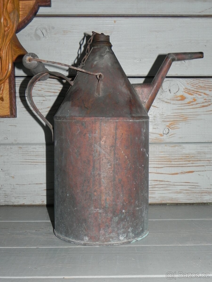 Stará měděná konev na petrolej
