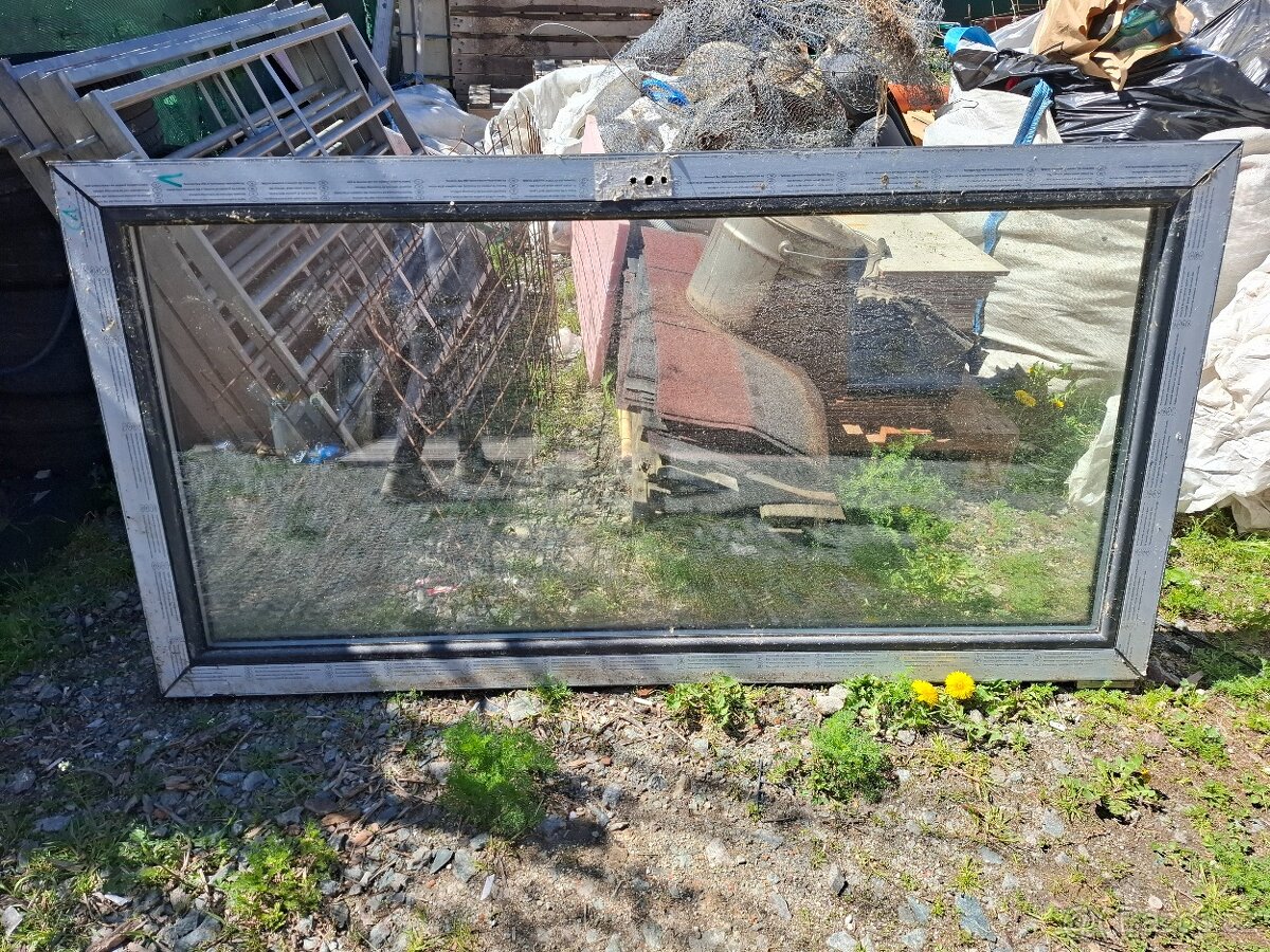 Fixní okno bez rámu bez kliky