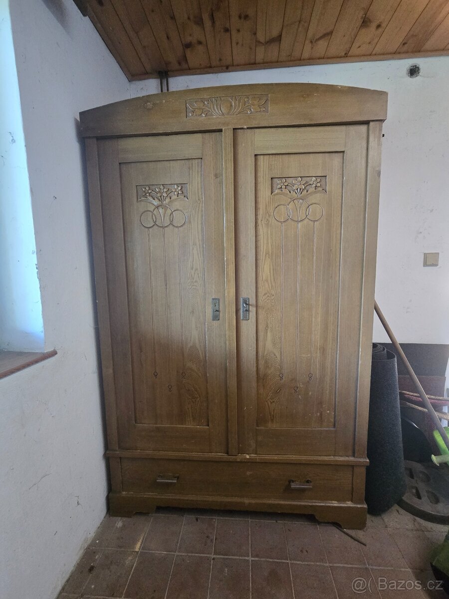 Starožitná vyřezávaná skříň